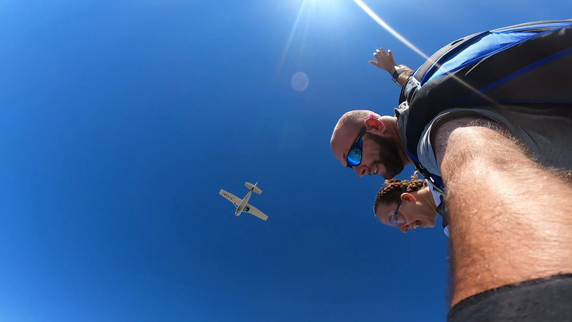 Freier Fall beim Tandemsprung über der Eifel