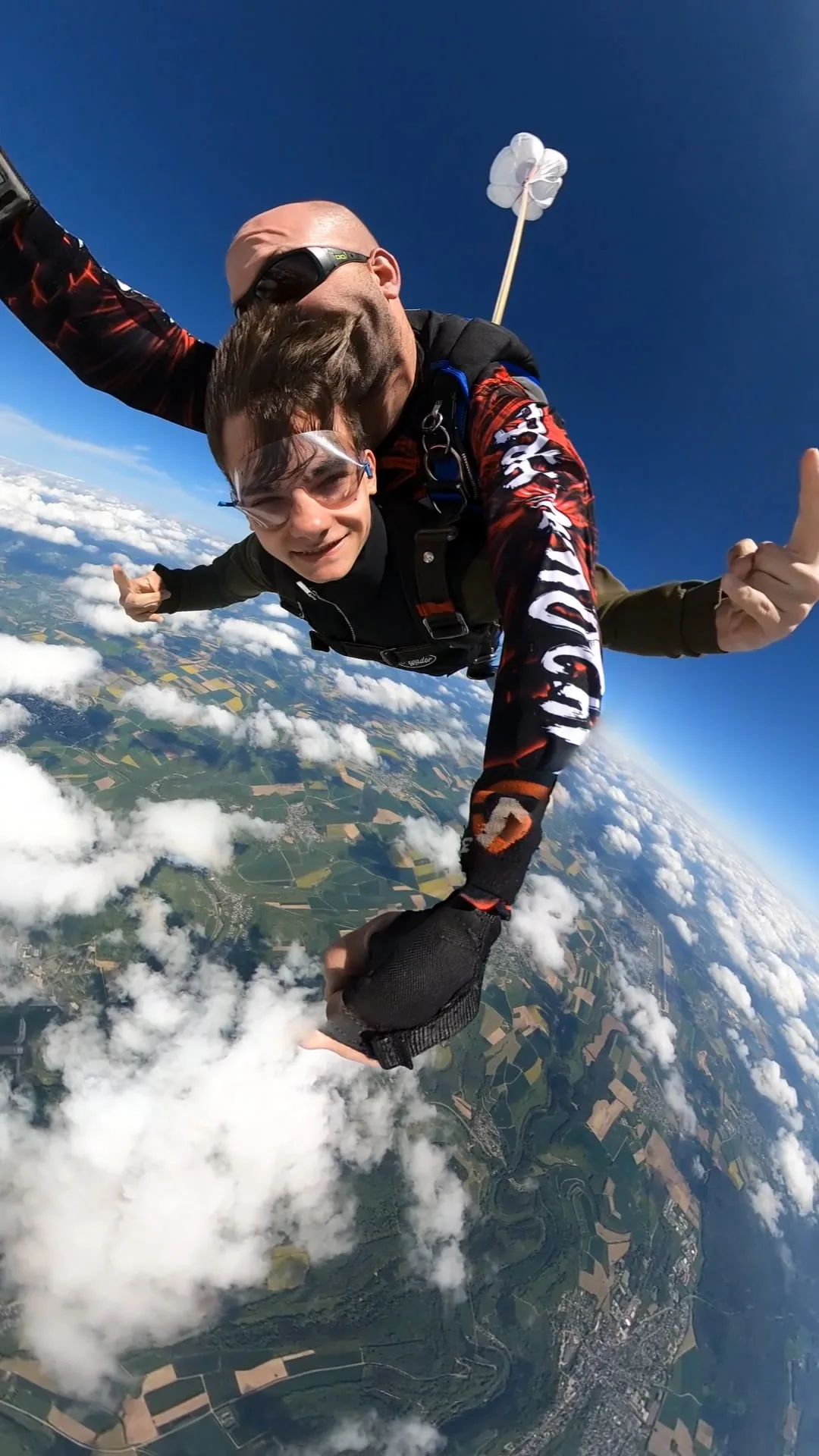Freier Fall beim Tandemsprung über der Eifel